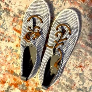 NWOT Sperry size 10 boat shoes. Blue STRIPED